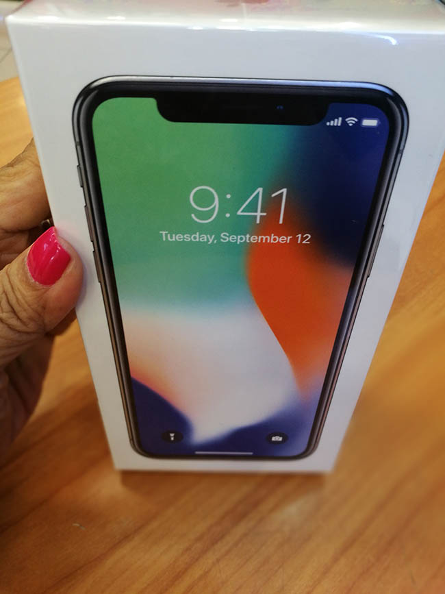 Unboxing the iPhone X 